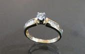 Anillo de compromiso de oro amarillo