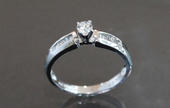 Anillo de compromiso de oro blanco