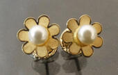 Aretes de bebé forma de flor con perla