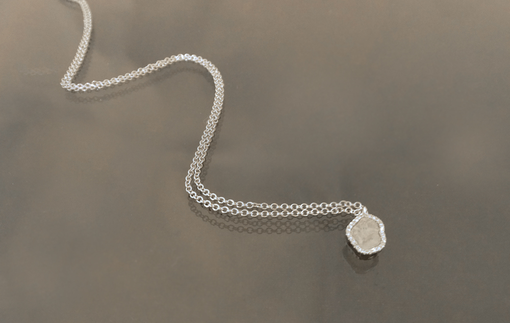 Cadena con dije de brillante en bruto